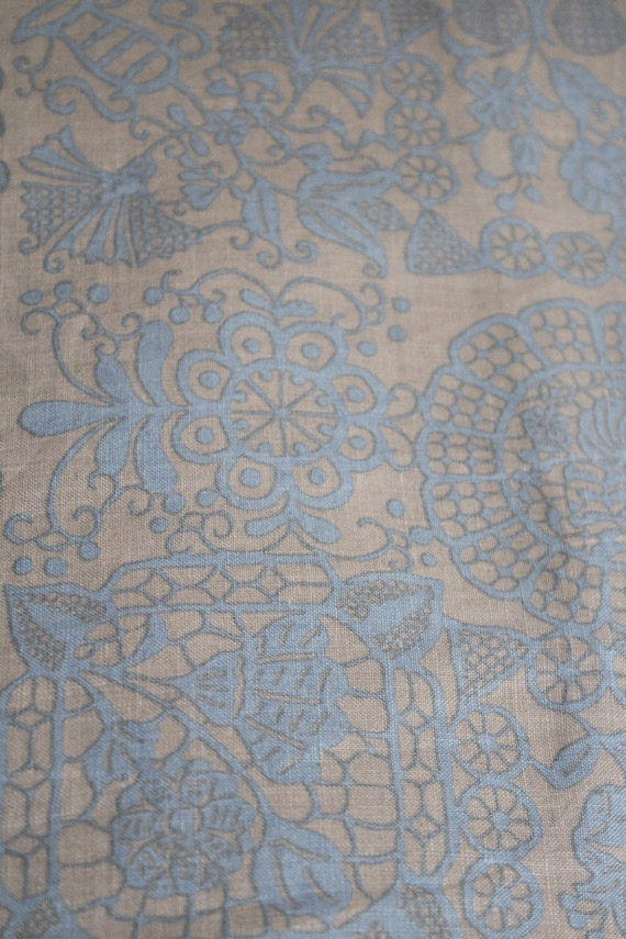 LINNETリネンプリント <br />
        ルーマニアのテーブル　セージ